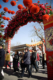 男生Gay自慰脱裤子：男子商场卫生间自慰引热议，隐私与公共秩序如何平衡-3