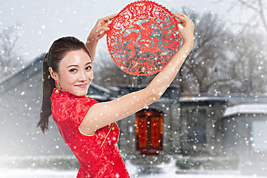 八重神子入夜狂飙：深夜豪车狂飙惊魂,年轻女子追求自由引发社会热议-4